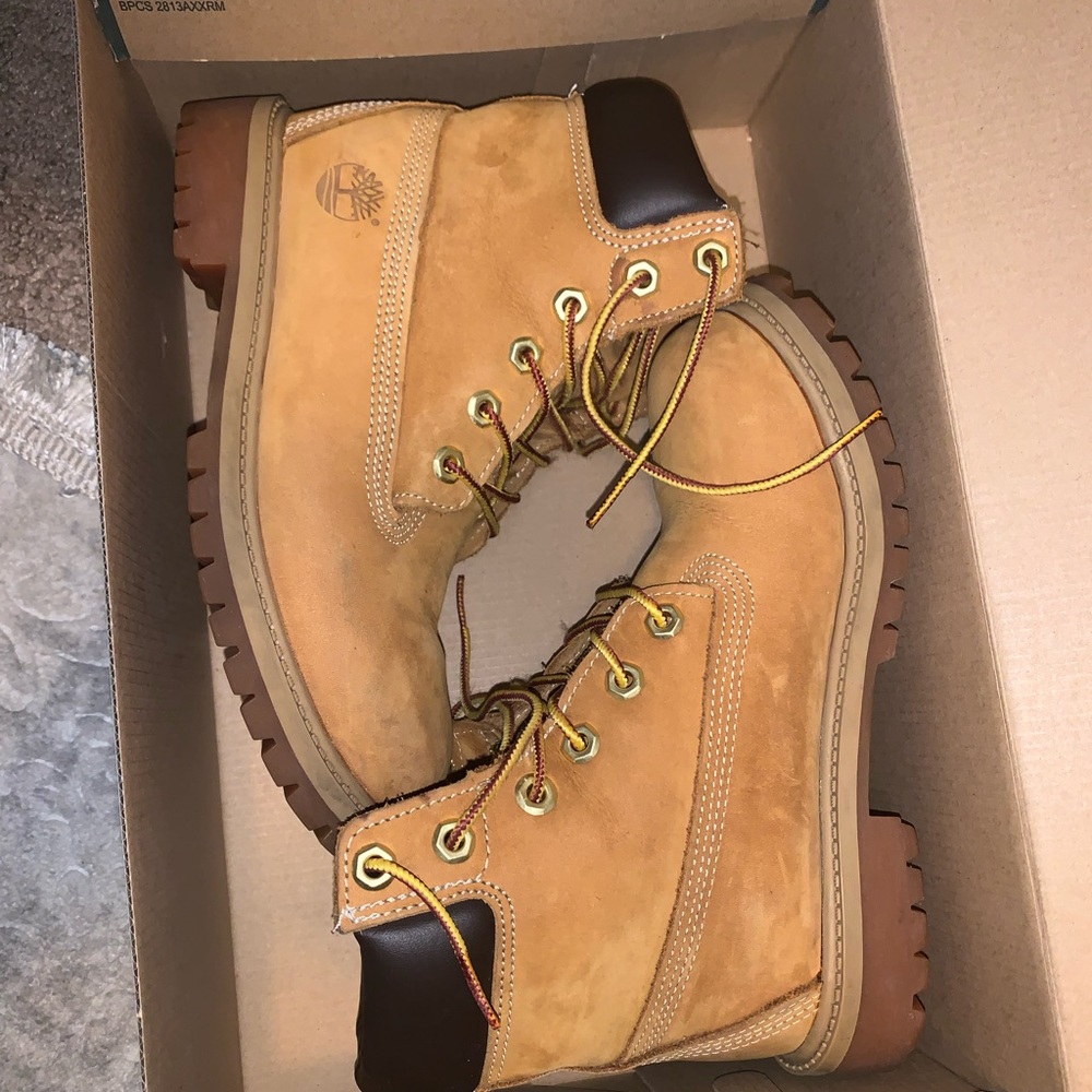 worn a few times/look like new